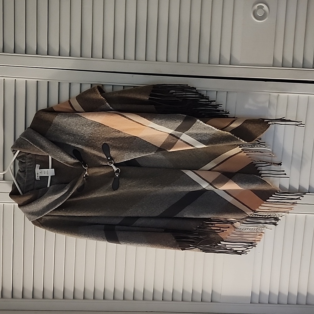 Cape poncho with clip closure